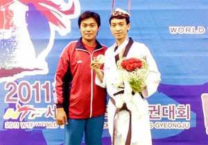 Le Huynh Chau (right) celebrates for his bronze medal in the 2011 WTF World Taekwondo Championships Gyeongju (Photo: Thanh Vu)
