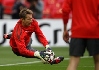 AFP - Manchester United's Dutch goalkeeper Edwin van der Sar practices during a training session on the eve of the UEFA Champions League final