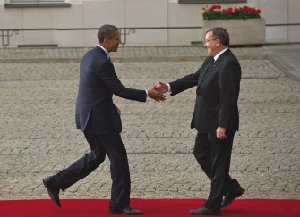 AFP - Polish President Bronislaw Komorowski (R) greets his US counterpart Barack Obama at the presidential palace for a dinner with leaders of central Europe in Warsaw on May 27, 2011.