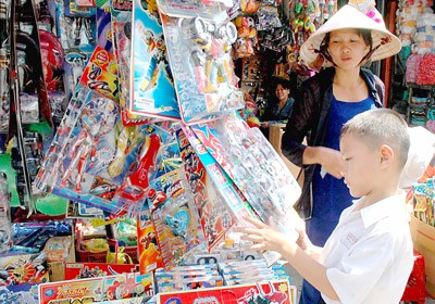 A young boy choosing toys at Kim Bien market which is flooded with toys from China.(Photo:SGGP)