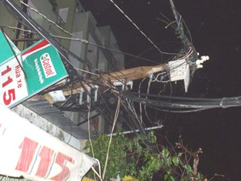The electric pole that damaged the roof of a house on 115 Hoa Hung in District 10 (Photo: SGGP)
