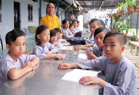 Monk Thich Tri Anh teaching his many sons. (Photo:Thanh Huong)