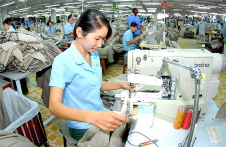 Workers make clothes for export at Saigon 3 Garment Joint Stock Company (Photo:SGGP)