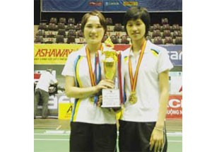 Nguyen Thi Sen (right) and Vu Thi Trang celebrate for their victory in the 2009 Pro Ace Cup (Photo: baobacgiang.com.vn)