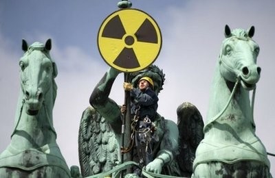 AFP - A Greenpeace activist places an anti-nuclear sign on top of the Brandenburg Gate in Berlin on May 29, 2011.