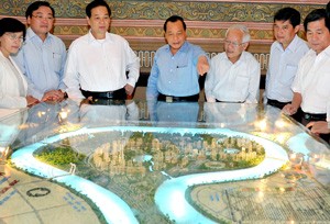 HCM City Party chief Le Thanh Hai (C) briefs to Prime Minister Nguyen Tan Dung the city’s urban development strategy during the PM’s Monday working trip in the southern economic hub (Photo: Viet Dung)