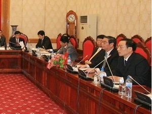 Vietnam’s Public Security Minister Le Hong Anh (2nd, R) during his meeting with Thai Social Development Minister Issara Somchai (not seen in the picture) in Hanoi May 30, 2011 (Photo: Vietnam News Agency)