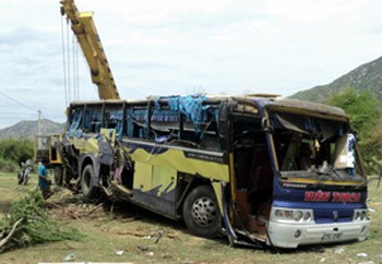 A crane lifts the overturned bus in Ninh Thuan Province (Photo: Tuoi Tre)