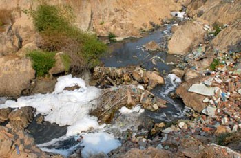 Polluted untreated waste water flowing from industrial zones into Ba Bo Canal(Photo: SGGP)
