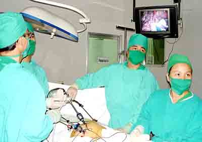Doctors of Cho Ray Hospital are performing an endoscopy surgery to transfer technique to their counterparts in the central province of Binh Thuan (Photo: SGGP)