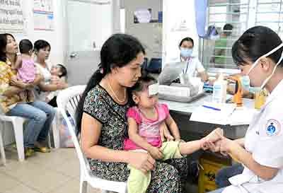 More kid patients wait to see doctors at the Children Hospital No.1 as the rainy season is coming (Photo: SGGP)