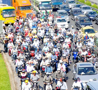 Kẹt xe đang là vấn nạn của TPHCM chưa có lời giải. Ảnh: KIM NGÂN