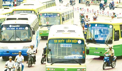 TPHCM có lượng xe buýt khá dồi dào, nhiều tuyến đáp ứng nhu cầu đi lại của người dân. Tuy nhiên, chất lượng phục vụ chưa cao, luồng tuyến trùng lắp cũng khiến nhiều người chưa mặn mà với xe buýt. Ảnh: KIM NGÂN