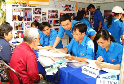 Đoàn thanh niên khối Dân - Chính - Đảng TP tham gia hướng dẫn, giải quyết thủ tục hành chính, giảm phiền hà cho người dân. Ảnh: TR.NGỌC