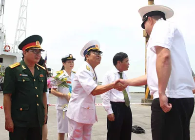Lãnh đạo Vùng 3 Hải quân đón tiếp chỉ huy tàu Đô đốc Vinogradov. Ảnh: Phi Hải