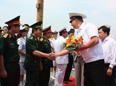 Lãnh đạo QK 5 chào đón chỉ huy tàu Đô đốc Vinogradov.