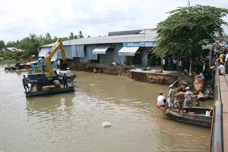 Lực lượng cứu nạn đang ra sức tìm kiến nạn nhân mất tích và trục vớt tài sản của dân