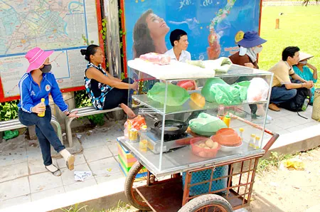Các trạm xe buýt thường bị người bán hàng rong lấn chiếm. Ảnh: Kim Ngân