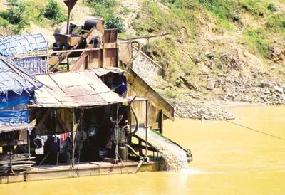 Tàu cuốc hoạt động cả ngày lẫn đêm trên sông Nước Mỹ (Nam Giang, Quảng Nam) để khai thác vàng, gây ô nhiễm nguồn nước nghiêm trọng. Ảnh: NGUYÊN KHÔI