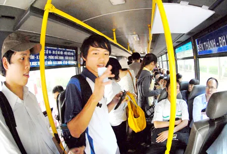 Xe buýt là phương tiện đi lại của nhiều sinh viên. Ảnh: Thanh Tâm