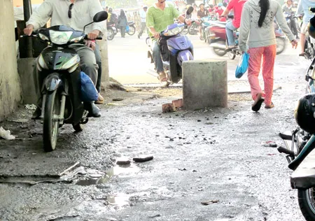 Ụ bê tông giữa đường