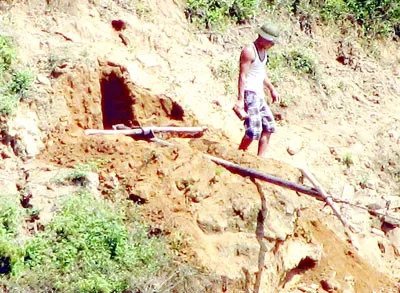 Đào vàng trái phép dọc sông Nước Mỹ (Nam Giang, Quảng Nam). Ảnh: NGUYÊN KHÔI