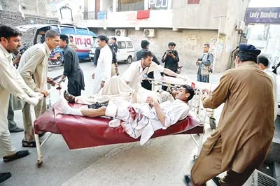 Cấp cứu nạn nhân tại hiện trường.