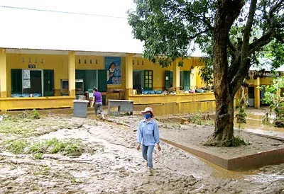 Trạm Y tế xã Cam Đường trở thành “ruộng bùn” sau cơn lũ.