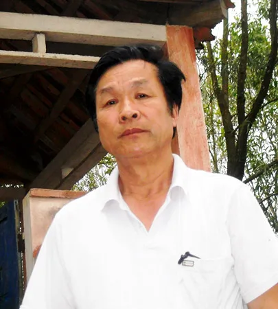 Ông giáo làng canh giữ chim trời