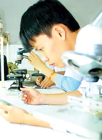 Sinh viên Đại học Nông Lâm TPHCM thực tập trong phòng thí nghiệm. nh: MAI HẢI