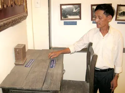 Bộ bàn ghế làm việc của đồng chí Nguyễn Thị Minh Khai.