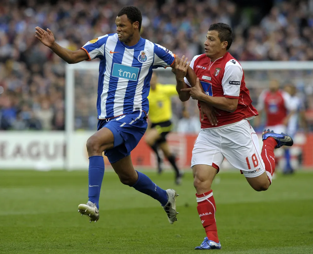 Porto (áo sọc xanh) vượt qua Braga để lên ngôi vô địch Europa League 2010-2011.