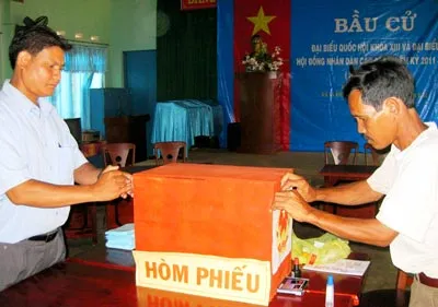 Trang trí khu vực bầu cử ở làng Preng, xã Ia Dêr, huyện Ia Grai, tỉnh Gia Lai. Ảnh: QUỐC HỌC