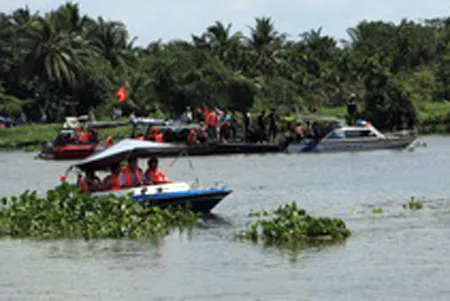 Lực lượng chức năng đang tiến hành lăn mò tìm xác trong chiếc tàu bị chìm. Ảnh: Trần Thanh