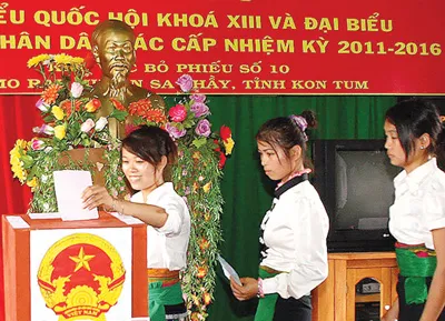 Đồng bào dân tộc Thái ở huyện Sa Thầy bỏ phiếu bầu cử ngày 21-5.