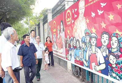 Người dân TPHCM hân hoan chào đón ngày hội non sông. Ảnh: AN DUNG