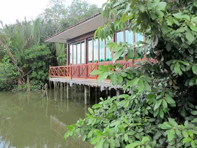 Một công trình trên bờ xây lấn ra sông Sài Gòn nhưng không bị xử lý.