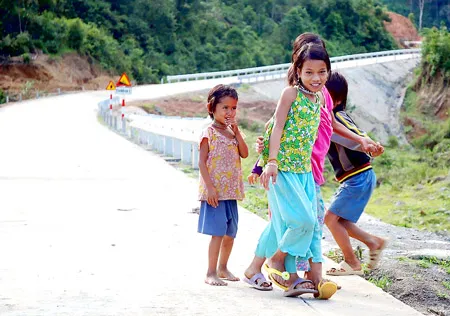 Trẻ em đồng bào dân tộc Cadong vui nhảy tung tăng trên đường Trường Sơn Đông.