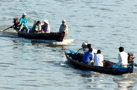 Giao thông thủy: Nguy cơ rình rập