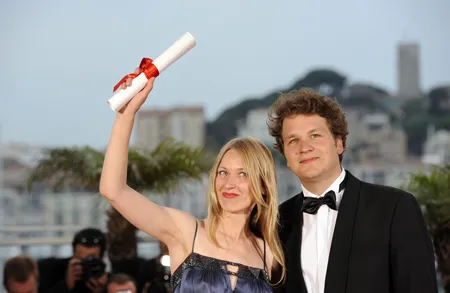 Đạo diễn Maryna Vroda (trái) giành giải Cành Cọ Vàng ở hạng mục phim ngắn