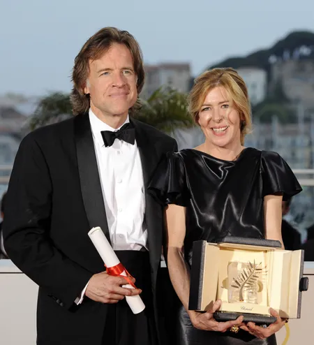 Nhà sản xuất Bill Pohlad (trái) và Dede Gardner nhận giải Cành cọ vàng với bộ phim "The Tree of Life" của đạo diễn Terrence Malick