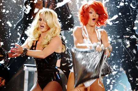 Màn biểu diễn của Rihanna và Britney Spears
