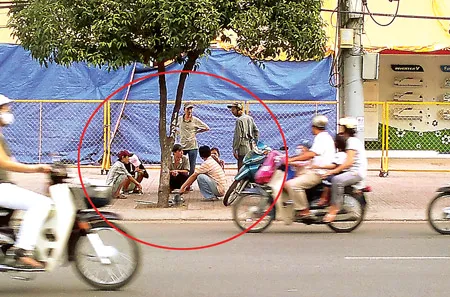 Một nhóm người tụ tập sử dụng heroin trước siêu thị điện máy Chợ Lớn (đường Cách Mạng Tháng Tám, quận 3, TPHCM).
