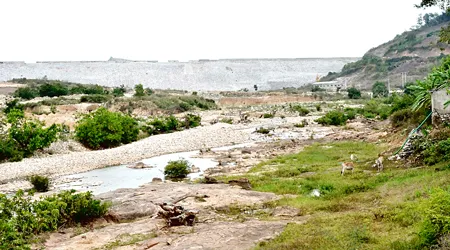 Dưới chân đập thủy điện Kanak, dòng sông Ba trơ đáy