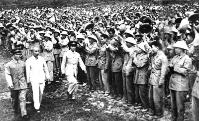 Bác Hồ thăm một đơn vị quân đội miền Nam tập kết ra Bắc năm 1957. Ảnh: T.L