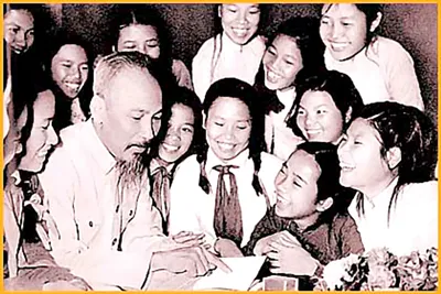 Bác Hồ với thiếu nhi. Ảnh: T.L