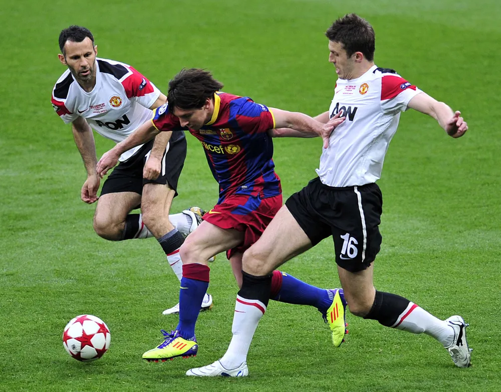 Messi (giữa) vượt qua Carrick (số 16) và Giggs của Man.United.