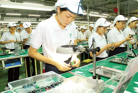 Sản xuất linh kiện điện tử tại Công ty Nidec Tosok (Tập đoàn Nidec, Nhật Bản) ở TPHCM. Ảnh: CAO THĂNG
