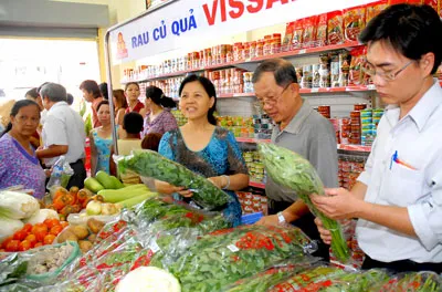 Kiểm soát giá là một trong những yêu cầu quan trọng mà Thủ tướng đặt ra đối với lãnh đạo TPHCM. Trong ảnh: Người dân mua rau sạch tại một cửa hàng Vissan. Ảnh: CAO THĂNG