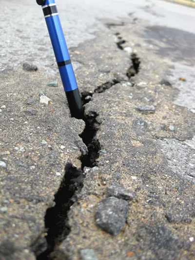 Đại lộ Đông Tây nứt và lún